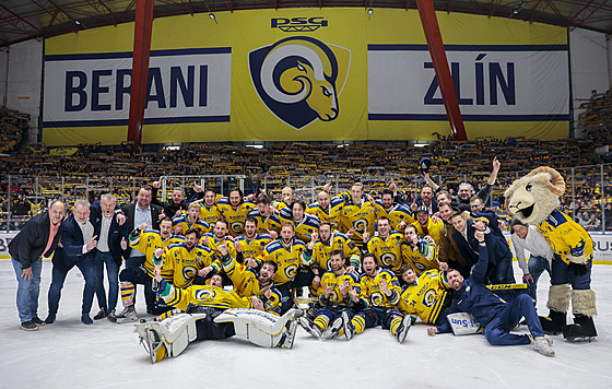 Zlíntí hokejisté slaví triumf v prvoligovém finále.