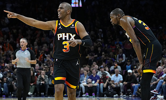 Chris Paul (3) a Kevin Durant v dresech Phoenix Suns.