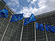 Vlajky Evropsk unie ped sdlem Evropsk komise v Bruselu (5. ervna 2022)