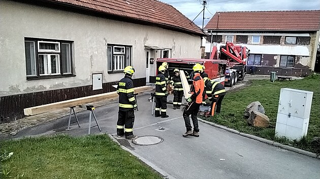 V Dobromilicích na Prostějovsku se zřítila štítová stěna domu, který majitelé renovují.