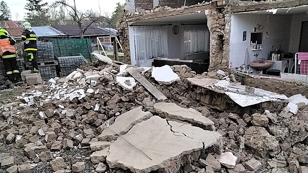 V Dobromilicích na Prostějovsku se zřítila štítová stěna domu, který majitelé renovují.