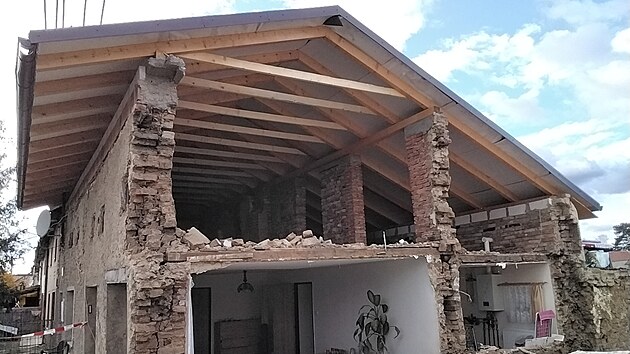 V Dobromilicích na Prostějovsku se zřítila štítová stěna domu, který majitelé renovují.