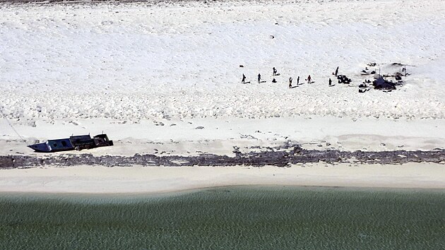 Rybi z Indonsie stoj na pli na ostrvku Bedwell asi 330 kilometr zpadn od australskho pobe. (17. dubna 2023)