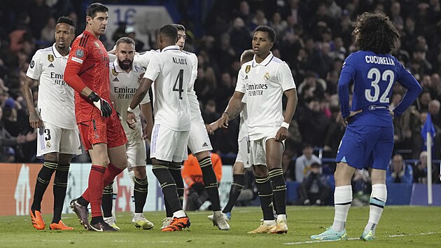 Fotbalisté Realu Madrid povzbuzují brankáře Thibauta Curtoise po zákroku proti střele Marca Cucurelly z Chelsea.