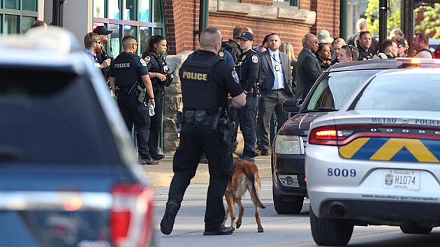 V americkém Louisville přišlo při střelbě v bance o život nejméně pět lidí. (10. dubna 2023)