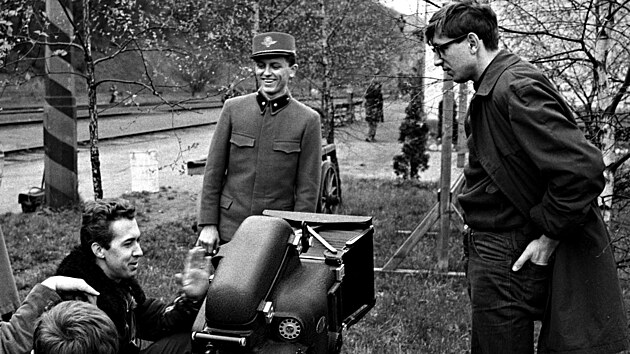 Ostře sledovan&eacute; vlaky. Hlavn&iacute; role v oscarov&eacute;m filmu, vpravo režis&eacute;r Jiř&iacute; Menzel.