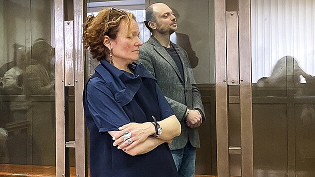 Vladimir Kara-Murzu a jeho prvnika Maria Eismontov pi poslechu rozsudku v soudn sni mstskho soudu v Moskv (17. dubna 2023)