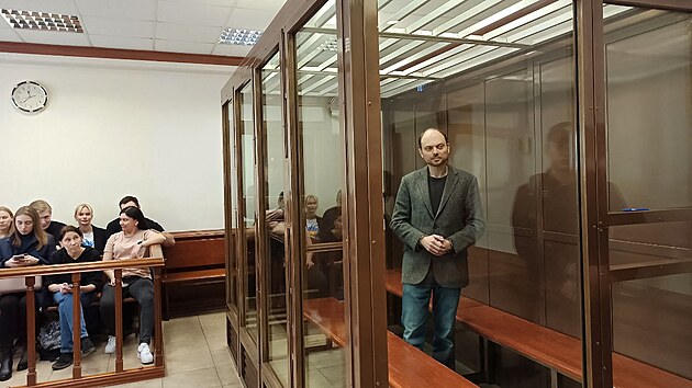 Rusk opozink Vladimir Kara-Murza bhem soudnho slyen (17. dubna 2023)