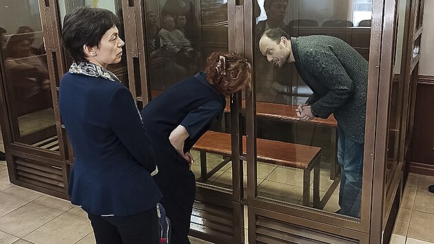 Vladimir Kara-Murza hovo se svou prvnikou Mari Eismontovou ped vyslechnutm rozsudku v soudn sni moskevskho mstskho soudu. (17. dubna 2023)