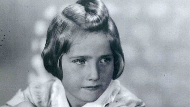 Hana Bradyov Tinctilet dvka, kter s rodii vyrstala v Novm Mst na Morav, je jednou z nejznmjch obt holokaustu. Jej ivotn pbh proslavila kniha Hanin kufk.