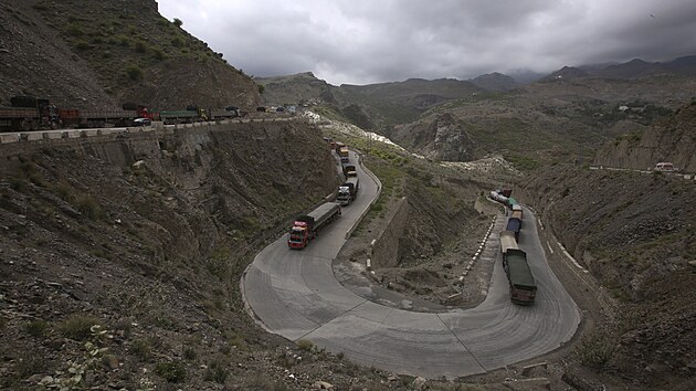 Masivn sesuv pdy pohbil v Pkistnu kamiony ekajc na hraninm pechodu s Afghnistnem. (18. dubna 2023)