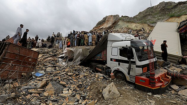 Masivn sesuv pdy pohbil v Pkistnu kamiony ekajc na hraninm pechodu s Afghnistnem. (18. dubna 2023)
