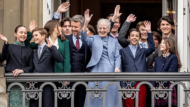 Dnsk krlovna Margrethe II., jej synov, snachy a vnouata na oslav 83. narozenin panovnice (Koda, 16. dubna 2023)