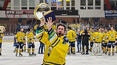 Zlínský hokejista Martin Novotný s trofejí pro vítze první ligy.