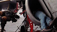 Technik US Navy při kontrole motoru A-6 Intruder Technik US Navy při kontrole motoru A-6 Intruder