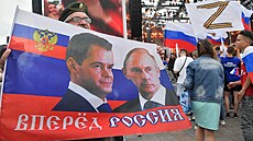 Vped Rusko. Medvedv a Putin na transparentu pi nacionalistické demonstraci v...