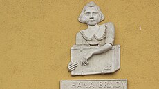 Hanu Bradyovou pipomíná i pamtní deska na dom íslo 13 v centru Nového Msta...
