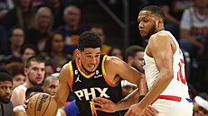 Devin Booker (1) z Phoenix Suns obchází Erika Gordona z Los Angeles Clippers.