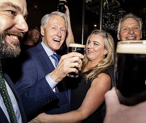 Bill Clinton a Rachael Eastwoodová, manelka opodál stojícího lídra severoirské...