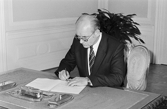 Na snímku Vratislav Vajnar pi podpisu ústavního slibu. (20. ervna 1983)