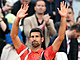 Srbsk tenista Novak Djokovi se lou s fanouky po porce s krajanem Duanem...