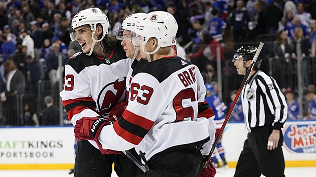 Hokejisté New Jersey s radují. Zleva: Ryan Graves, Ondřej Palát a Jesper Bratt.