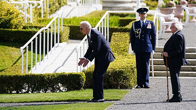 Americk prezident Joe Biden lk psa svho irskho protjku Michaele Higginse. (13. dubna 2023)