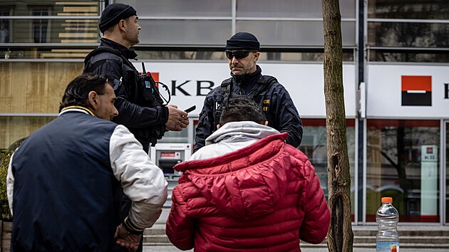 Policie i strážníci posílili hlídky v lokalitě v okolí stanice metra Anděl v Praze 5. (27. dubna 2023)