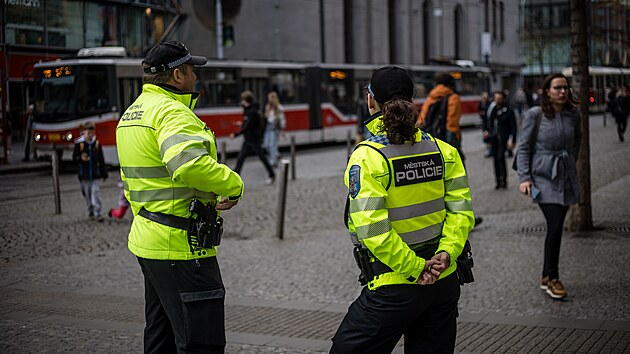 Policie i strážníci posílili hlídky v lokalitě v okolí stanice metra Anděl v Praze 5. (27. dubna 2023)