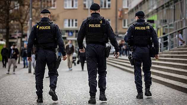 Policie i strážníci posílili hlídky v lokalitě v okolí stanice metra Anděl v Praze 5. (27. dubna 2023)