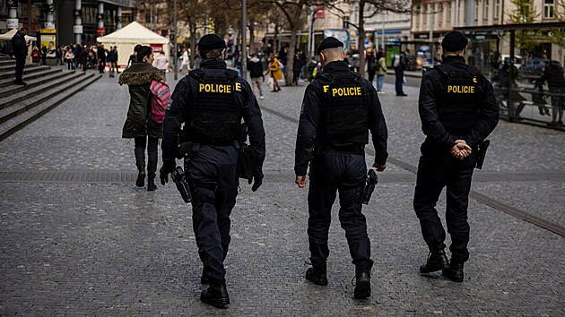 Policie i strážníci posílili hlídky v lokalitě v okolí stanice metra Anděl v Praze 5. (27. dubna 2023)