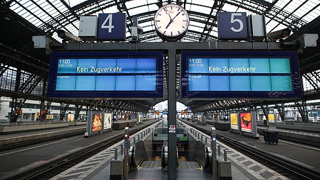 Odbory strojvedoucích GDL a německé dráhy Deutsche Bahn (DB) se po sérii stávek dohodly na mzdových a pracovních podmínkách. Oznámila to odborová organizace GDL v pondělí večer s tím, že o podrobnostech bude, podobně jako německé dráhy, informovat v úterý. Dohoda znamená úlevu pro miliony cestujících a také jistotu zásobování německého průmyslu.