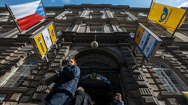 Česká pošta pokračuje v úsporných opatřeních. Ke konci července rozdá výpovědi 250 doručovatelům. Úsporná opatření si ze strany pošty vyžádal poklesu množství doručovaných zásilek, loni vykázala ztrátu přes 1,7 miliardy korun. Česká pošta pokračuje v úsporných opatřeních. Ke konci července rozdá výpovědi 250 doručovatelům. Úsporná opatření si ze strany pošty vyžádal poklesu množství doručovaných zásilek, loni vykázala ztrátu přes 1,7 miliardy korun.