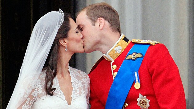 Prvn manelsk polibek prince Williama a jeho eny Kate na balkon Buckinghamskho palce (Londn, 29. dubna 2011)
