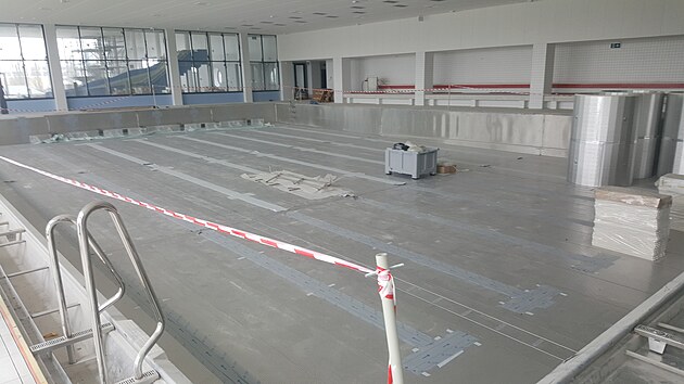 Pohled na opravovaný hlavní bazén s délkou 25 metrů, osm drah zůstane zachováno.