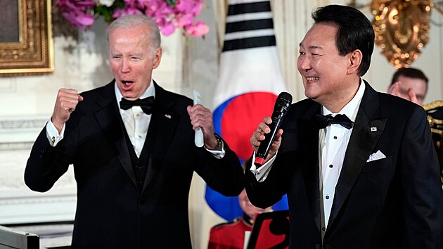 Jihokorejsk prezident Jun Sok-jol si na sttn veei se svm americkm protjkem Joem Bidenem zazpval svou oblbenou pse American Pie. (27. dubna 2023)