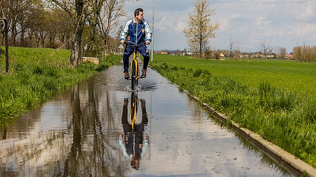 Cyklostezka z Hradce Krlov do Ruseka je po kadm deti zalit vodou. Msty voda sah a po kolena.