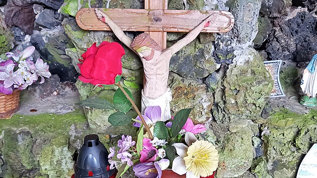 Po cestě k rozhledně narazíte na unikátní lesní kapli. K její stavbě byla použita struska z rotavských železáren.