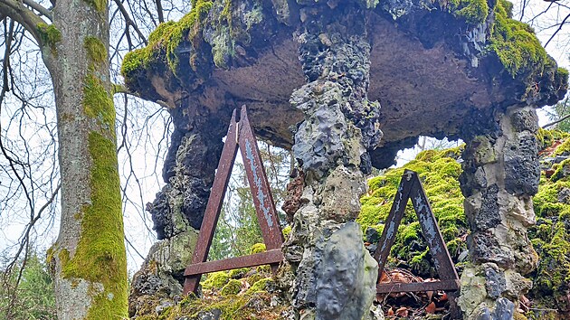 Po cestě k rozhledně narazíte na unikátní lesní kapli. K její stavbě byla použita struska z rotavských železáren.