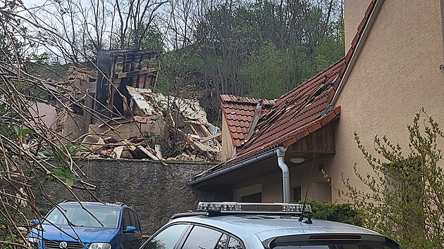 V obci Suchohrdly na Znojemsku ve středu večer vybuchl dům. Vyšetřovatelé na místě pracovali i během čtvrtka (20. dubna 2023)