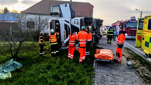 V obci Dasný se na hlavním tahu z Budějovic na Písek převrátil kamion s kuřaty do zahrady.