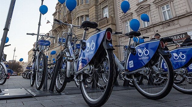 V Prostjov, kde je dky rovinatmu ternu jzda na kole velmi populrn, otevela od zatku bezna veejn pjovna bicykl.