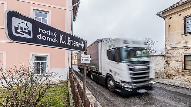 Komenského ulice v Miletíně čeká léta na zásadní opravu.