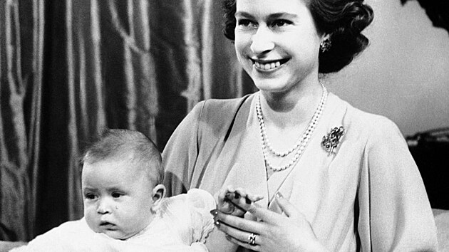 Krlovna Albta II. (jet coby princezna) a princ Charles (Londn, 10. dubna 1949)