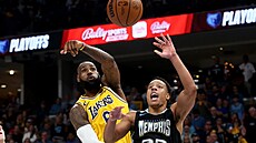 LeBron James (vlevo)  z LA Lakers a Desmond Bane z Memphisu.