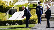 Americký prezident Joe Biden láká psa svého irského protjku Michaele...
