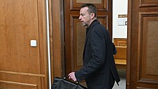 Radek Holub vstupuje do jednací sín u Okresního soudu Praha-východ. (21. dubna...