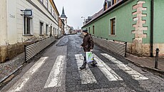 Komenského ulice v Miletín eká léta na zásadní opravu. (24. února 2023)