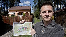 Rodina Romana Mitase vlastní rekreaní domek v lesích poblí Nové Vsi, kde má...