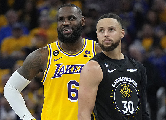 LeBron James (vlevo) z Los Angeles Lakers byl spokojenjí ne Stephen Curry...